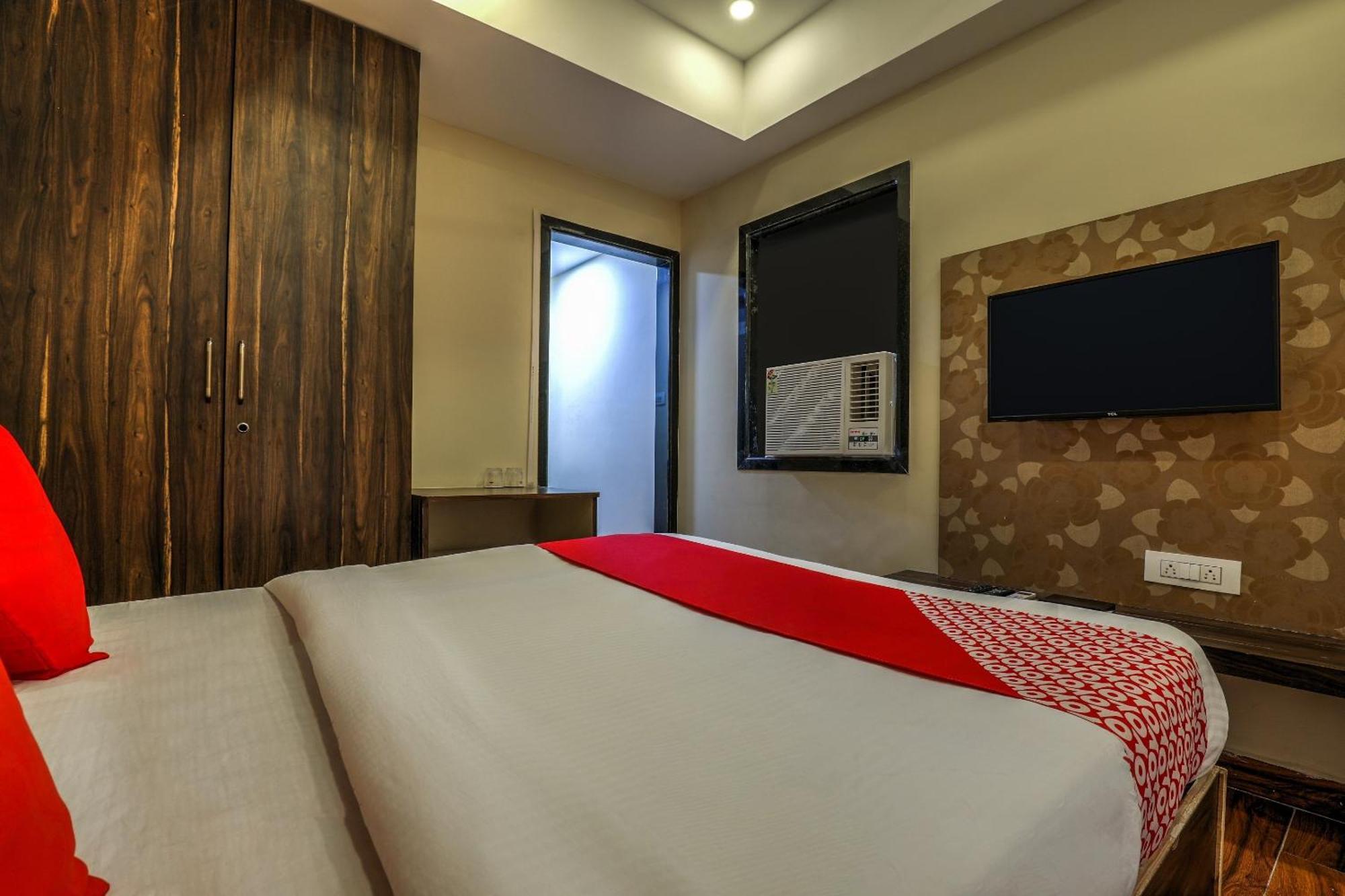 Hotel OYO 14244 Loya Legend Hyderabad Exterior foto