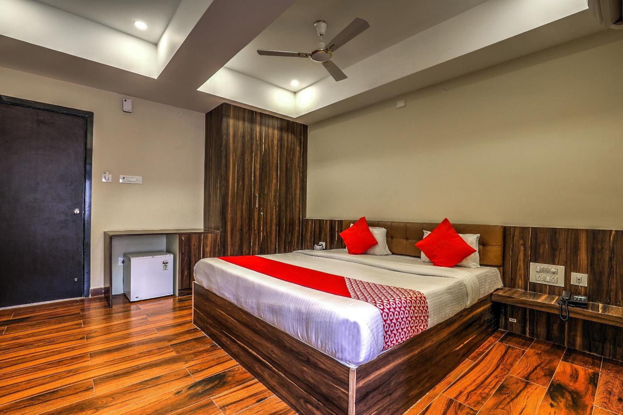 Hotel OYO 14244 Loya Legend Hyderabad Exterior foto