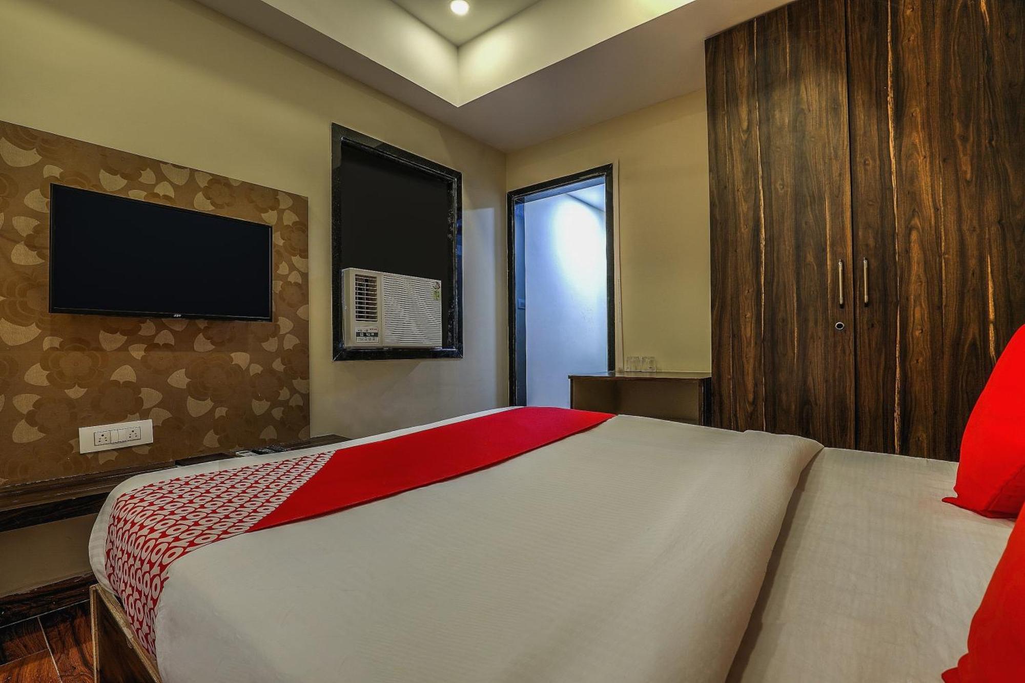Hotel OYO 14244 Loya Legend Hyderabad Exterior foto